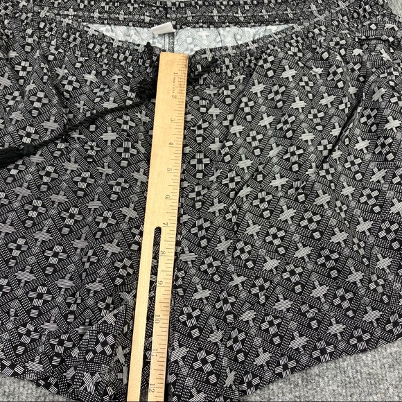 Old Navy Tribal Ikat Print Shorts, Black and White, Size Xl drawstring - Picture 5 of 9